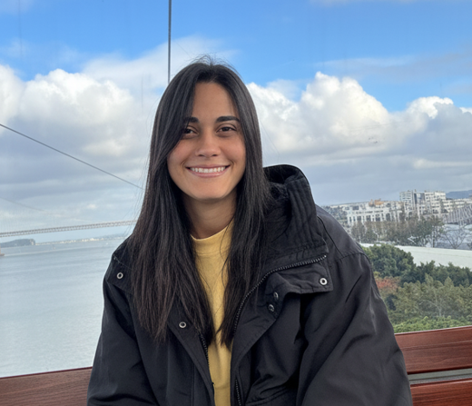 Thayrine Souza a sorrir junto à frente ribeirinha